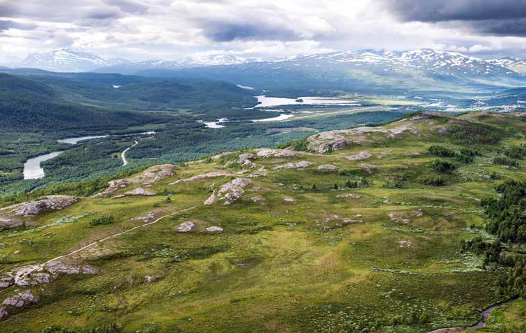 FJÄLLVANDRING Njut av fjällen på dagen och god mat och en bekväm säng på kvällen.