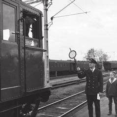 Stinsexpeditionen i Folkabo med telegrafen på bordet och telefonluren på andra bordet. 1910 Visartelegraferna vid SJ ersätts med Morse-telegrafer.