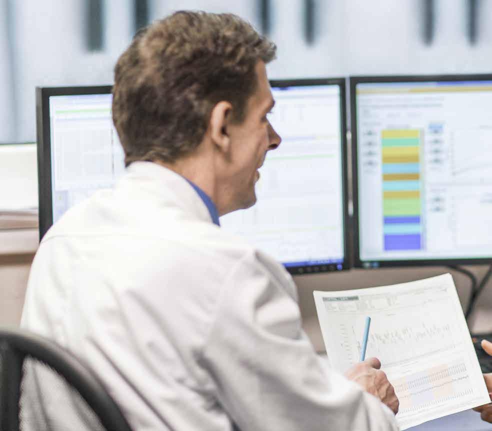 och/eller vid uppsägning från den ledande befattningshavarens sida. I individuella fall kan avgångsvederlag utgå utöver uppsägningstiden.