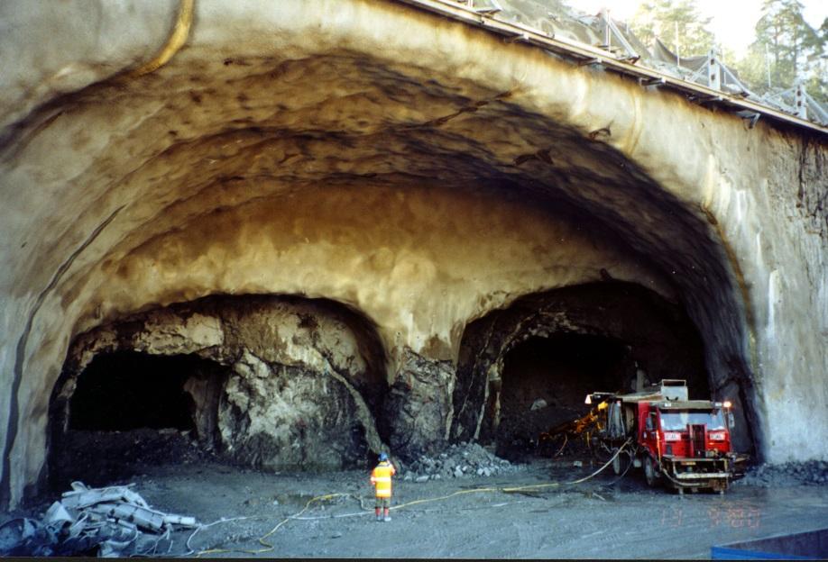 Förstärkning av mäktigt tunnelvalv, Södra Länken Spännvidd 32 m Höjd upp till 14 m Liten bergtäckning, 4-5 m Utsprängning i små