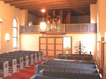 Kyrkorummet har bjälktak, med synligt vindsbjälklag av furubjälkar som bär vindens brädgolv.