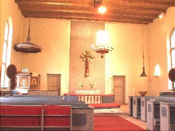 Östra väggen har på varje sida om altaret dörrar som leder till sakristian, vilken är inredd bakom koret i östra tillbyggnaden.