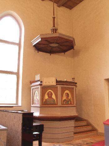 Den stora altarväven på korväggen bakom altaret tillkom i samband med renoveringsarbeten på 1960-talet. Vävnaden är komponerad av Anna Blom.