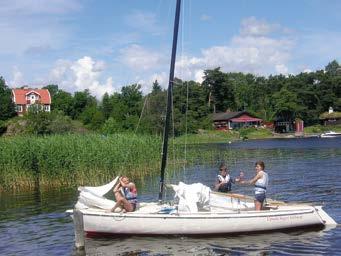Enligt traditionen så brukar de blivande 606-seglarna själva segla ut sina båtar från Skarholmen på måndagsmorgonen medan Optimistseglarna får åka ut med motorbåtar och någon ledares familje-segelbåt.