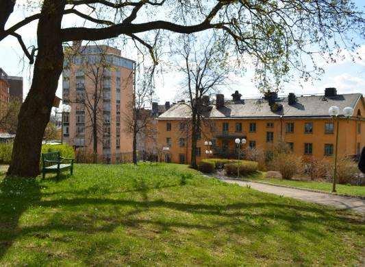 Till vänster: Stigbergsparkens mellersta del sedd från öster. Trädraden med äldre lindar i mitten förhåller sig till Tjärhovsgatans tidigare fortsättning ner till Folkungagatan.