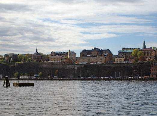 Till höger: Ersta och Södermalms front sett från vattnet och Skeppsholmen.