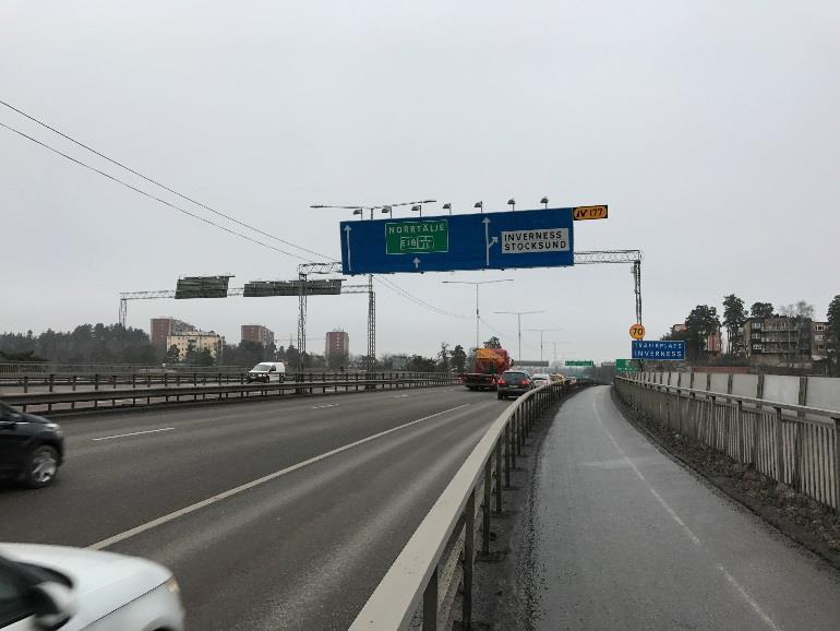 6 (11) 4.2 Stocksundsbron Över Stocksundsbron består belysningen av gittermaster med dubbelarm placerade i mittremsan.