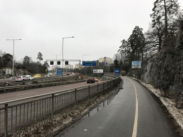 4 Avfart till Bergshamraleden för trafik i södergående riktning Då ett nytt körfält anläggs på befintlig gång- och cykelväg och ett körfält i befintlig väg tas bort så bildas ett gap mellan