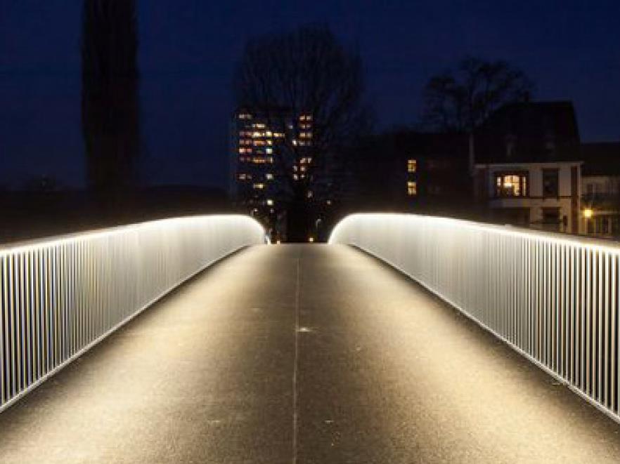 3 Infälld belysning i broräcke Infälld belysning av gång- och cykelväg som enbart riktas mot vägen för minimal ljusstörning mot utsikt eller i betraktelsen av bron på håll.