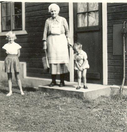 16 Jag, min syster och mormor 3 april 1957 köper morbror Stig Fride. Jag tror att Stig bodde där tillsammans med mormor. Tage 27 dec 1963 köper Tage (morbror) av Stig, torpet användes som sommarstuga.