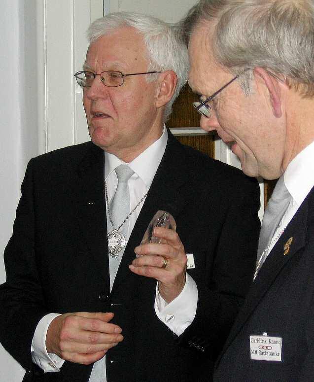Ex ÖM Carl-Erik Kanne avtackade Jubileumskommittén och förärade deltagarna varsin vinflaska.