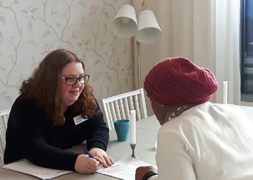 Ett antal rekryteringsträffar förbereds nu för att locka nya kandidater. Verksamhetschef Lisa Grönlund, Vardaga Ferlin i Uppsala, intervjuar en kanditat.