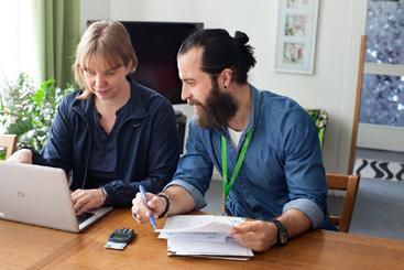 I korthet uttrycks det så här: Med hjärna och hjärta samarbetar vi med den enskilde för att skapa ett positivt bemötande och en bra miljö.