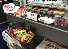 Ordningen i butiken / kafeterian Flera studier visar att i vilken ordning mat presenteras påverkar valen. Exempel 1: Vad som finns tillgängligt närmast kassan.