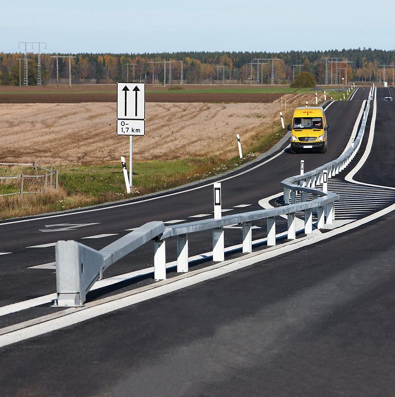 Del 1, Neddoppad utvinklad förankring alternativt vägräckesände med övergång alternativt krockdämpare med övergång till vägräcke Inledningen av räckessystemet som möter trafiken (kallas ändå för