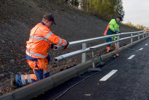 Räcket placeras antingen vid sidan av vägen som sidoräcke DEG.