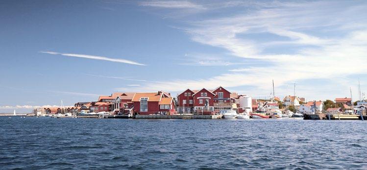 FLAERA I FIKEAMHÄLLET MOLLUD tannar du kvar ombord anlöper M/ Drott af Dyrön på Orusts västra sida vid lunchtid. Här är gränderna trånga och det finns gott om charmiga små hus och sjöbodar.