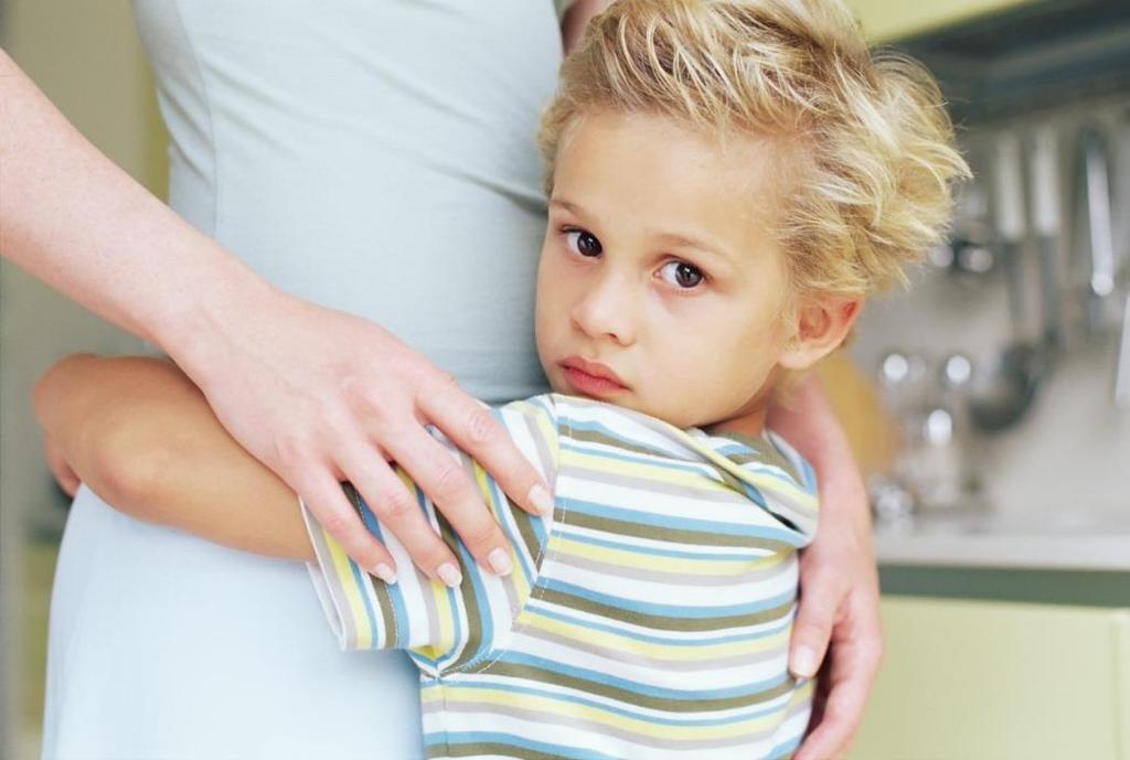 När Kalles mamma kommer, informerar jag henne om att Kalle ska vara hemma i minst 48 timmar efter sista kräkning eller diarré och han ska kunna äta ordentligt och vara så pigg att han orkar med