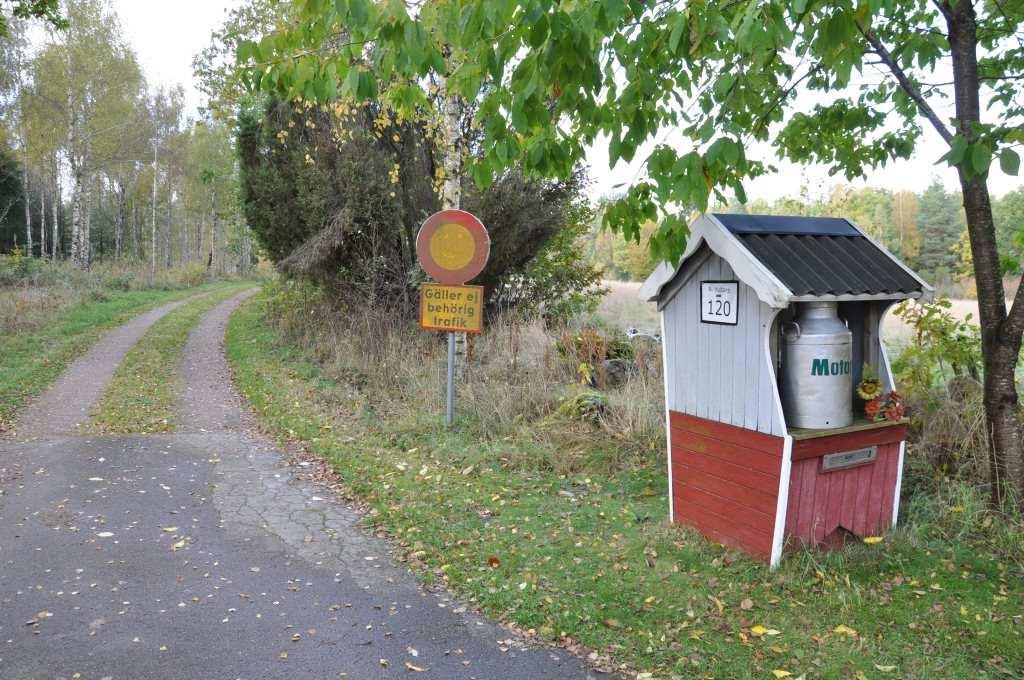 Höör Norra Hultarp 2:8 Om fastigheten Typ: Gård/hus/fritidshus Boarea: ca 90 m² Biarea: 40 m² Mark: 1,4 ha Antal rum: 3 + 2 + sovalkover Pris: 1,5 MSEK el hbj Län: Skåne Kommun: Höör Allmänt Gård/hus