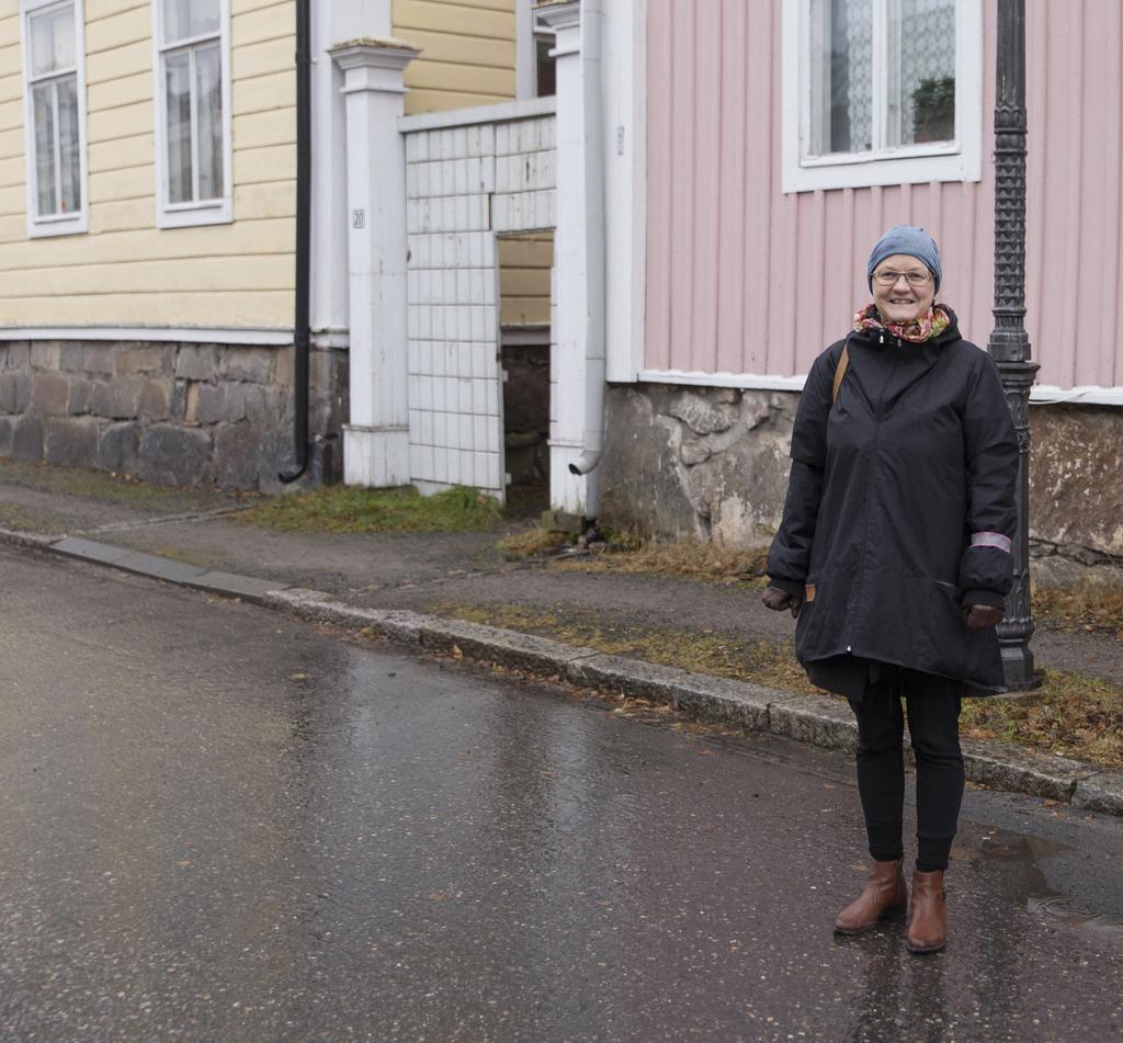 Piispanen berättar att hon och hennes dotter besöker Koivutupa ungefär en gång per månad. Den här gången har Piispanen också sällskap av sin syster Elina Mäkinen och hennes son Kasper Sulkakoski.