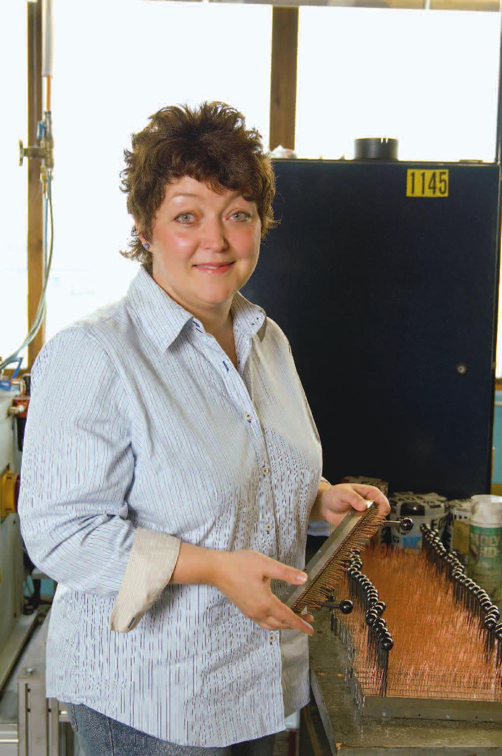 ADDTECH ÅRSREDOVISNING 2005/2006 25 Yvonne Nilsson, exportsäljare vid Carbex AB, visar upp elborstarna som tillverkas i Vadstena.