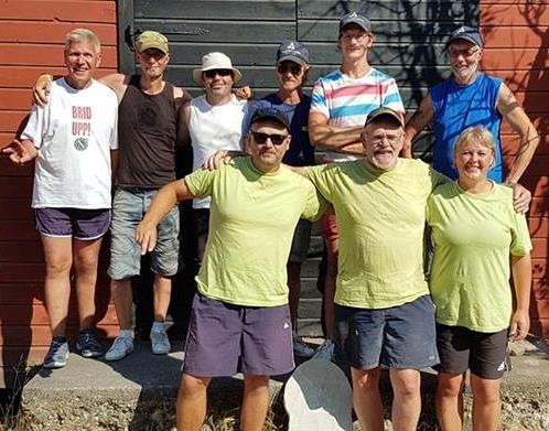 Sandamästerskapen i stainvarpe 26 tappra varpakastare samlades lördagen 21 juli 08.30 vid Ola Arvidssons lastbryggor och alla insåg att även denna dag skulle bli varm.