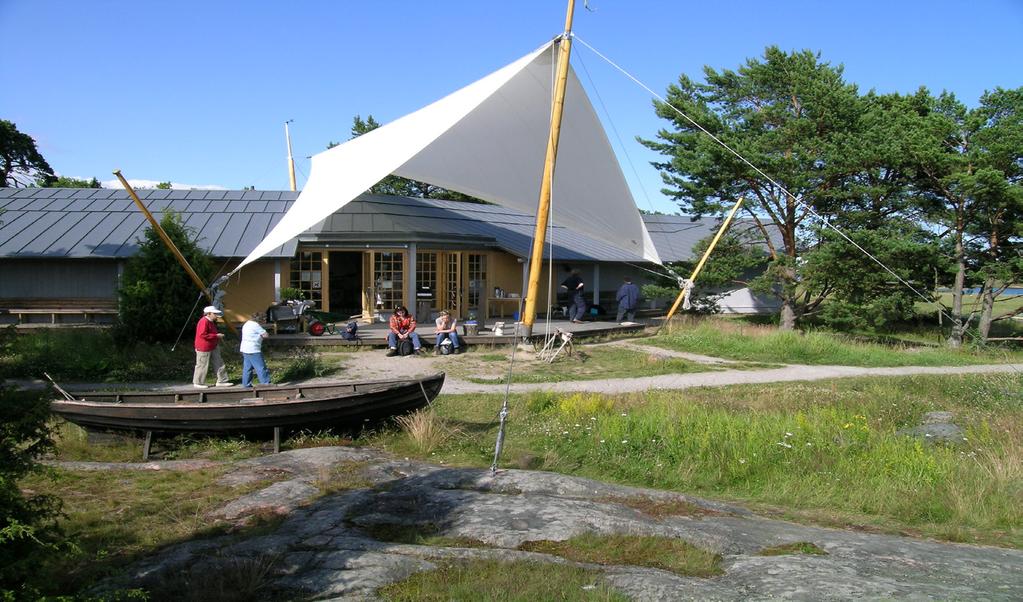 På strandängarna syns kustarun, smultronklöver och gåsört. På stenstranden ser man strandkrypa och vänderot. Ute på kala klippor växer gräslök, gul fetknopp, styvmorsviol och bergsyra.