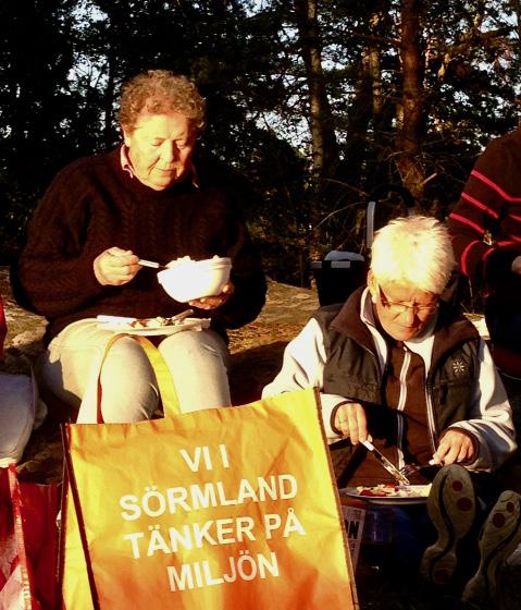 På kvällen kom grillarna fram och vi njöt av kvällssolens sneda