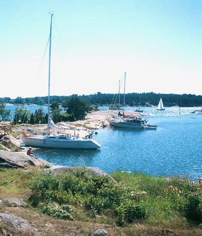 Första nedslaget sker vid Stendörren där det finns tre blå SXK-bojar och flera tilläggningsplatser vid stränderna.