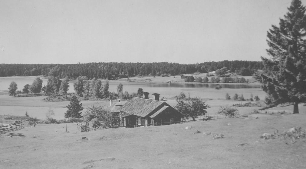 Johan Erik Svensson och Anna Catharina, med resterande fyra barn, övergav Tomta på försommaren 1825 och flyttade till Sunnansund. Då hade tre generationer ur samma familj haft gården i 52 år.