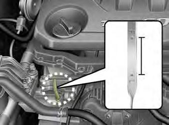 Motorolja/Spolarvätska Kontrollera motoroljenivån [8] Dra ut oljestickan och kontrollera nivån. Nivån ska ligga mellan F och L.