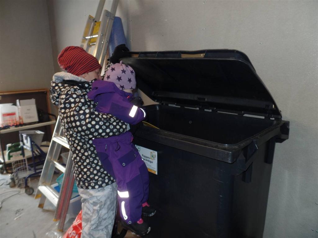 Återanvänder burkar och förpacknngar tll lek och förvarng. Mjölkkartonger tas tll vara och används barnens lekkök. Pyssel med återbruk. Arbete med mnskat matsvnn.