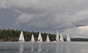 Midsommardagens kappsegling började med rejält regn, Trots dåligt väder bestämde sig 8 båtar för att göra upp på havet, 7 gick i mål.