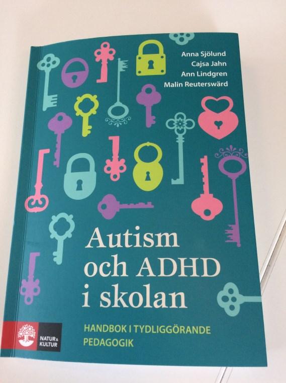 Litteraturtips I boken Autism och ADHD i skolan och tydliggörande pedagogik av Anna Sjölund, Cajsa Jahn, Ann Lindgren och Malin Reuterswärd tydliggör och förklarar författarna elevernas ojämna