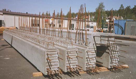 Figur 9 Lådbalkbro (Vägverket (c), 2009) Prefabricerade betongbroar Genom att prefabricera vissa broelement av betong i fabrik förkortas produktionstiden på arbetsplatsen.