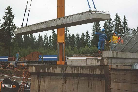 Figur 12 Montage av prefabricerad betongbro med förspända håldäcksplattor (fotograf, Lars Lindeberg) Bågbro Bågbro är idag ovanlig vid nybyggnation då den blivit utkonkurrerad av enklare och