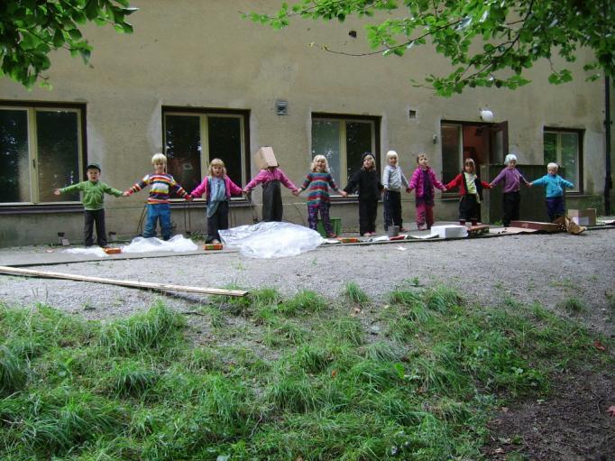 Källsortering på förskolan i Skabersjö Denna termin har vi fördelen att källsorteringen sträcker sig över tre veckor, detta gör att vi får en kontinuitet och barnen får en helhetsbild där vi kan