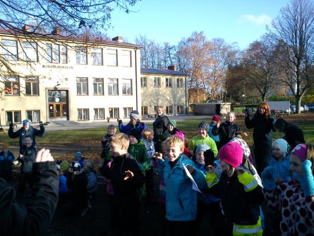 Förskolan tillverkade bordsdekorationer till samtliga bord med söta gäss och berättade för skolbarnen hur de gjort. Förskoleklassen visade upp en gåsdans som alla dansade med i.