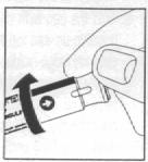 2. Skruva fast kanylen med kanylskydden medurs på pennan. 3. Håll pennan så att kanylen pekar uppåt och tag av det yttre och inre kanylskyddet.