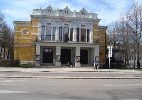 4:2 Teatern 4:2.1 Historia Gävle Teater byggdes år 1876-1878 och är ritad av arkitekt A F Nyström. Till det yttre kan vi se inslag från nyantiken med bland annat tre höga portar.