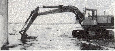 Vattendjup mindre än 4 m När djup och avstånd inte överstiger grävmaskinens räckvidd kan denna användas för utläggning av erosionsskydd.