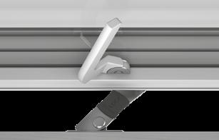 Öppningsspärren kan låsas i ventilationsläge genom att skjuta den röda låsplattan tills man hör ett klick.