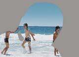 I bilden ovan, till exempel, är bilden av barnet med glassen transparent och barnen på stranden visas inom formen. A B C Inverterad Videomerge-effekt A. Förgrundsklipp B. Bakgrundsklipp D.