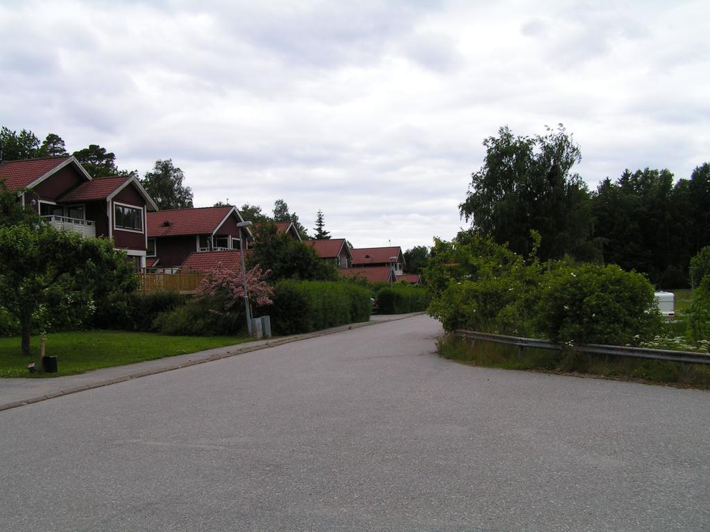 5(11) Bostäder utmed Fredrikstrandsvägen Utsikt från Fredrikstrandsvägen mot nordost. Stallet på Brygga 1:23. Gångstig väster om Brygga 1:3.