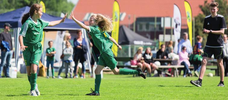 Först lite hemmafix. Sen blir det kaffe. EN FOTBOLLSFEST FÖR HELA FAMILJEN Tvättmaskin Induktionsmotor. Kapacitet: 7 kg.