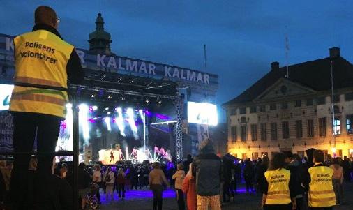 Elva polisvolontärer fanns också på plats på onsdagen tillsammans med volontäransvarige Scott Goodwin. Allas uppdrag är här att underlätta för festivalbesökarna.