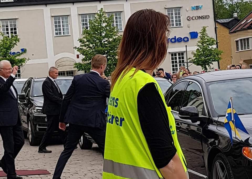 Utfarten från parken var täckt med besökare och det fanns inget staket som förhindrade besökare att gå på grusvägen där kungens bil skulle köra.