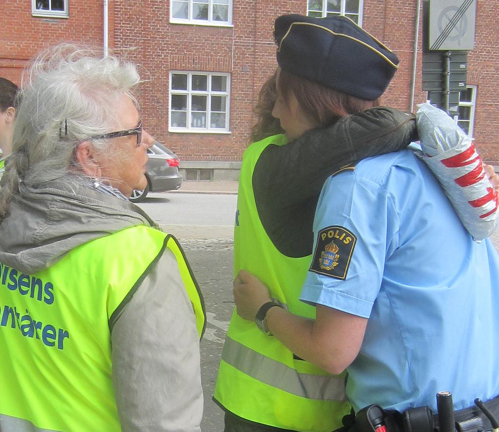 Under dagen var det två populära områdespoliser Janne och Carina, som var ute på stan tillsammans med 15 volontärer.