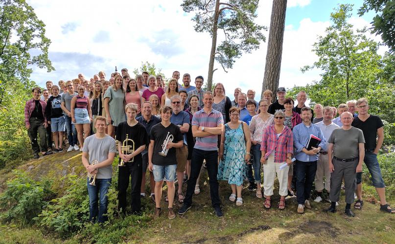 Sommarmusikskolan på Södra Vätterbygdens Folkhögskola i Jönköping samlade även detta år många deltagare. Här ser vi glada musikanter och ledare samlade utanför skolan. Foto Jan Blomgren.