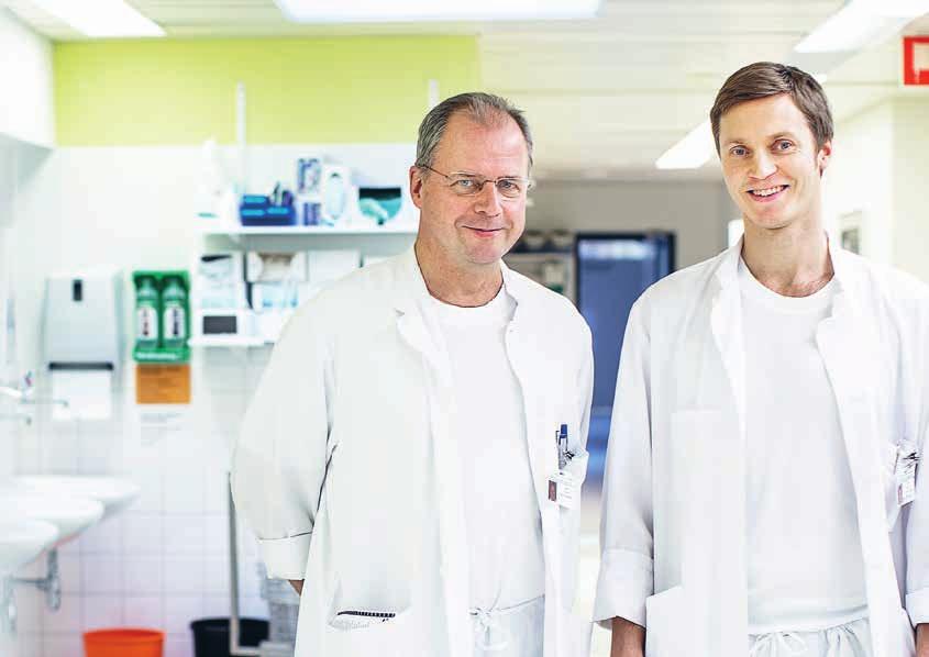 Kirurgerna Juha Kalske (till vänster) och Teemu Paatela. Sammanlagt 17 474 medarbetare deltog i utbildningarna, 80,3 procent av hela personalen.